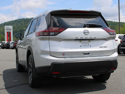 Used 2024 Nissan Rogue SV w/ SV Premium Package AWD/4WD image 12