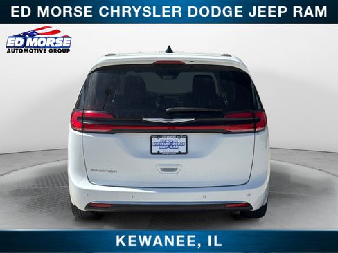 Used 2024 Chrysler Pacifica Touring-L FWD image 4
