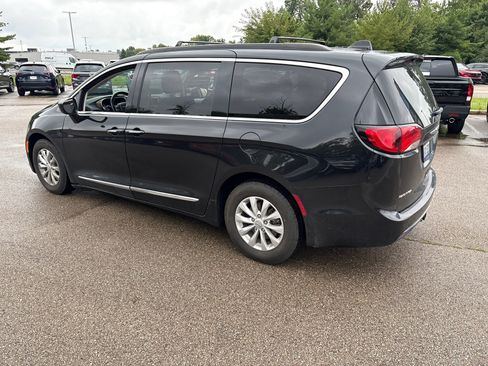 Used 2017 Chrysler Pacifica Touring-L FWD image 11