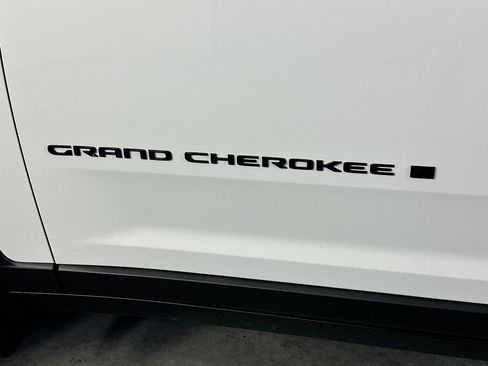 Used 2023 Jeep Grand Cherokee Limited w/ Black Appearance Package image 29