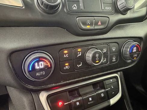 Used 2023 GMC Terrain SLT image 16