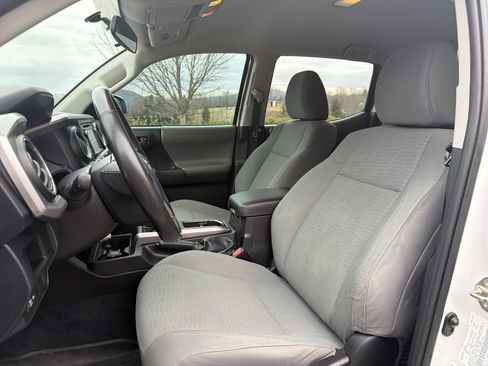 Used 2016 Toyota Tacoma SR5 w/ Towing Package image 11