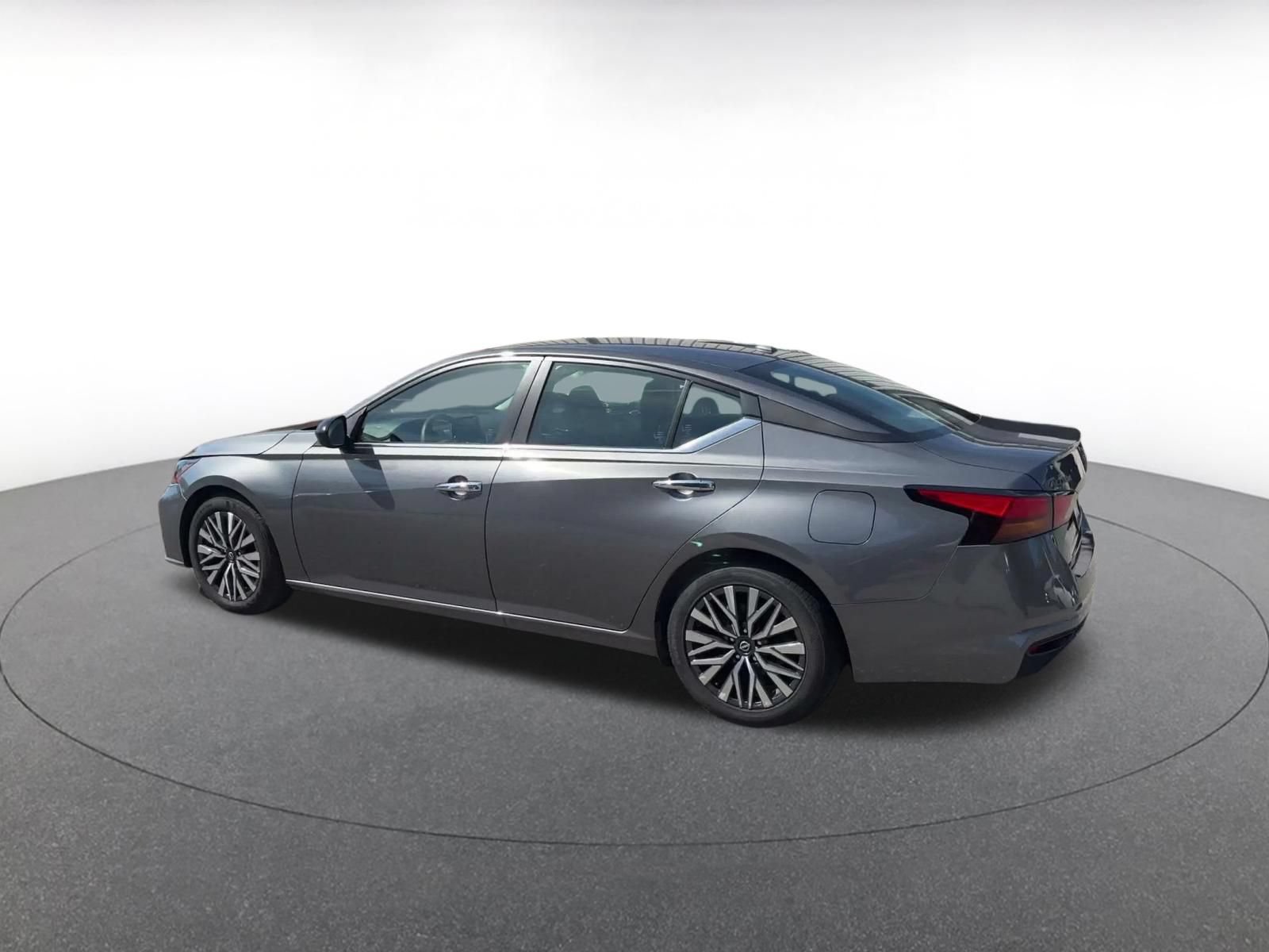 Used 2025 Nissan Altima 2.5 SV FWD image 8