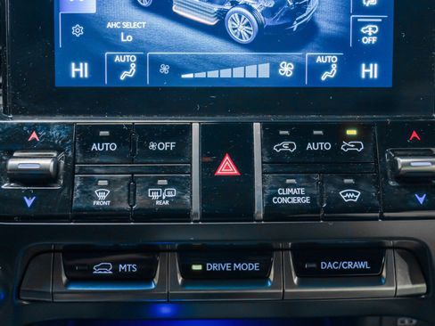 Used 2024 Lexus LX 600 4WD w/ Luxury Package image 28