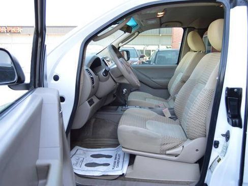Used 2010 Nissan Frontier SE image 12
