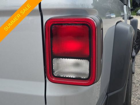 Used 2023 Jeep Gladiator Sport AWD/4WD image 8