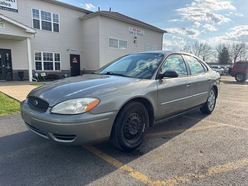 Used 2004 Ford Taurus SE image 2