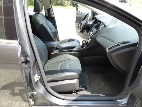 Used 2018 Ford Focus Titanium w/ Titanium Technology Package FWD image 48