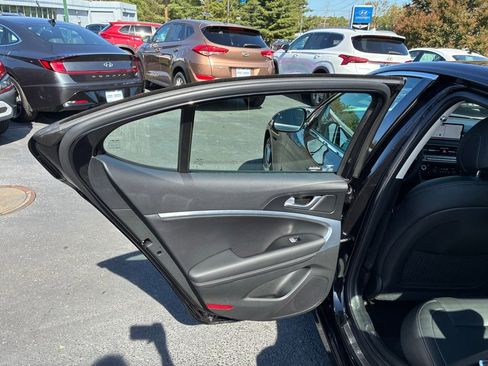 Used 2025 Genesis G70 2.5T image 36