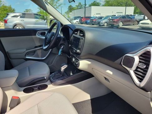 Used 2025 Kia Soul LX w/ LX Technology Package FWD image 32