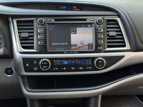 Used 2018 Toyota Highlander XLE FWD image 17