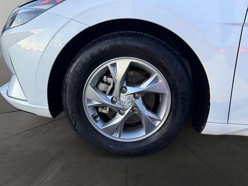 Used 2022 Hyundai Elantra SE image 9