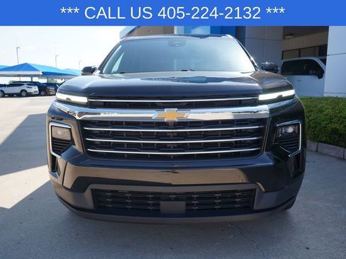 Used 2025 Chevrolet Traverse LT FWD image 3