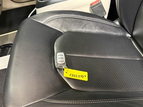 Used 2024 Chrysler Pacifica Touring-L image 12