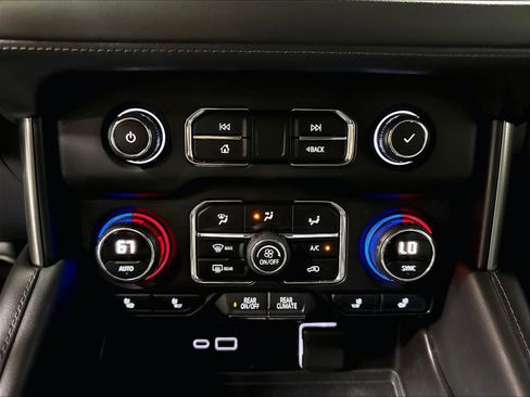 Used 2021 Chevrolet Tahoe Z71 w/ Luxury Package AWD/4WD image 37