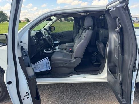 Used 2025 Nissan Frontier SV RWD image 11