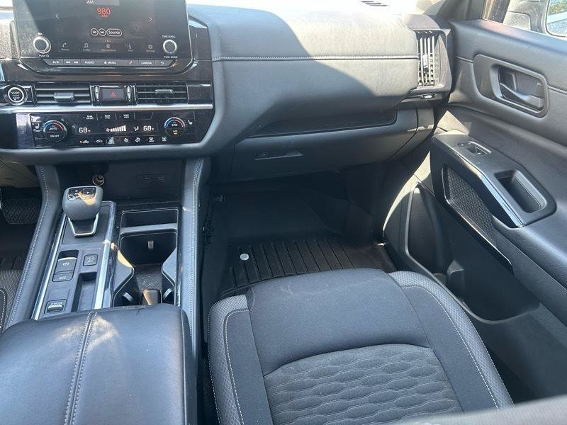 Used 2024 Nissan Pathfinder SV w/ Lighting Package (N92) FWD image 13