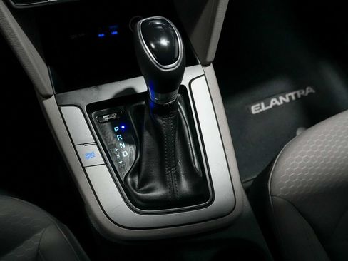 Used 2019 Hyundai Elantra SE FWD image 16