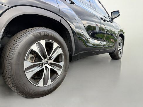 Used 2022 Toyota Highlander XLE AWD/4WD image 16