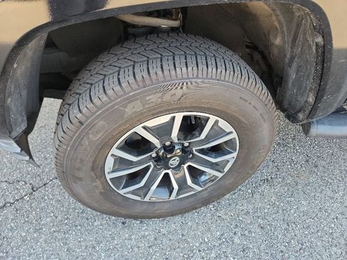 Used 2021 Toyota Tacoma TRD Sport w/ Technology Package AWD/4WD image 9