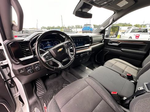 Used 2024 Chevrolet Silverado 2500 LT AWD/4WD image 9