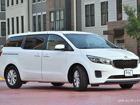Used 2017 Kia Sedona LX FWD image 4