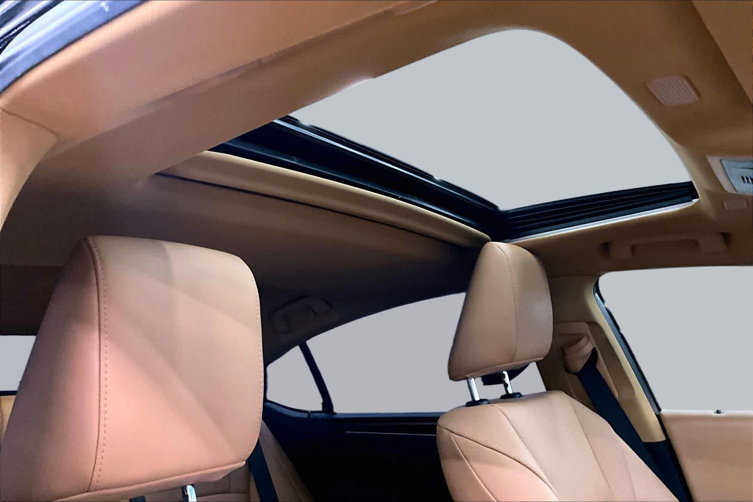 Used 2024 Lexus ES 300h w/ Premium Package FWD image 13