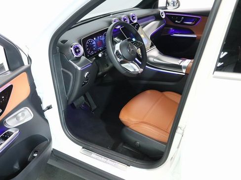 Used 2025 Mercedes-Benz GLC 350e GLC 350e w/ Driver Assistance Package image 19