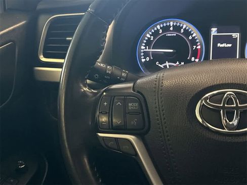 Used 2019 Toyota Highlander XLE image 26