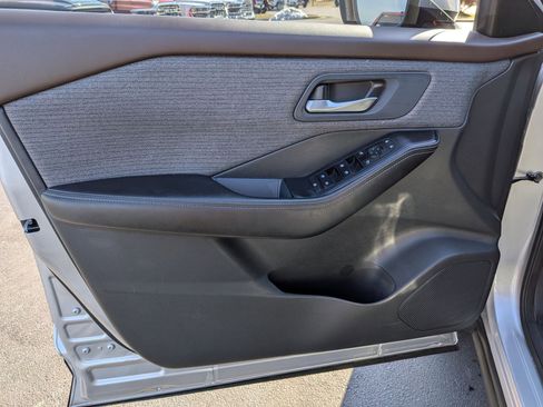 Used 2022 Nissan Rogue SV image 10