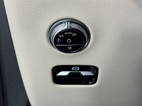 Used 2025 Mercedes-Benz GLC 350e 4MATIC image 18