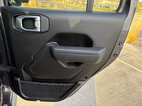 Used 2024 Jeep Wrangler Unlimited Rubicon image 31