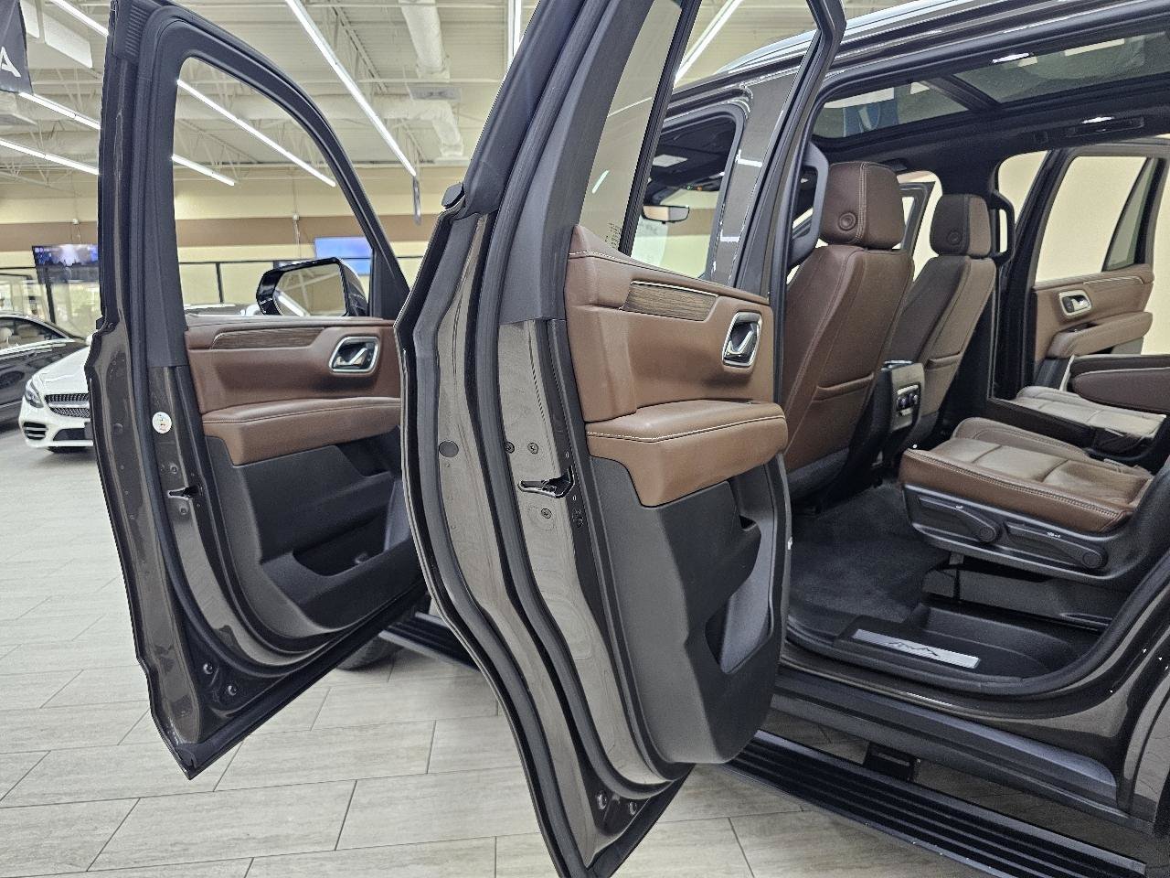 Used 2021 Chevrolet Tahoe High Country w/ Premium Package AWD/4WD image 17