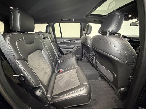 Used 2023 Jeep Grand Cherokee Altitude image 8