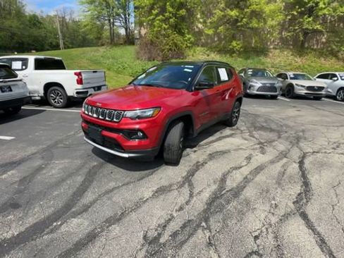 Used 2025 Jeep Compass Limited AWD/4WD image 4