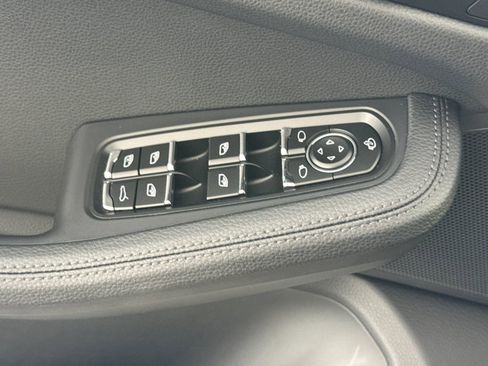 Certified 2026 Porsche Macan AWD/4WD image 13