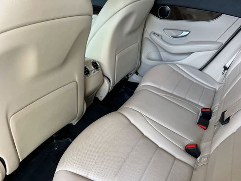 Used 2021 Mercedes-Benz GLC 300 4MATIC image 4