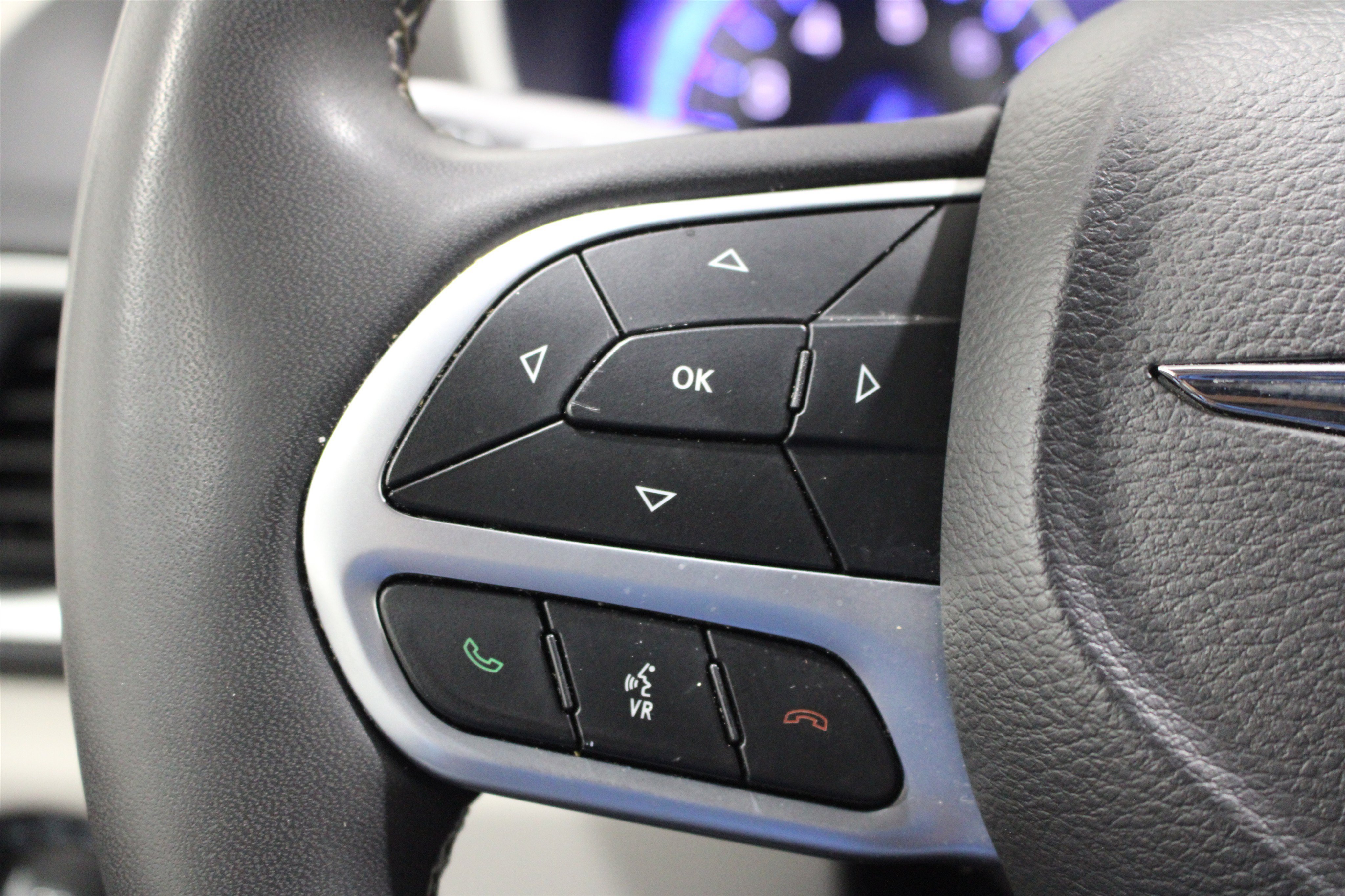 Used 2023 Chrysler Pacifica Touring-L FWD image 12