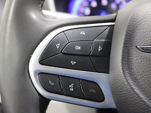 Used 2023 Chrysler Pacifica Touring-L FWD image 12