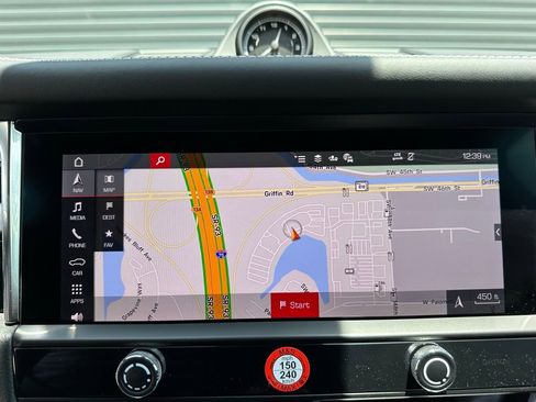 Certified 2025 Porsche Macan AWD/4WD image 29