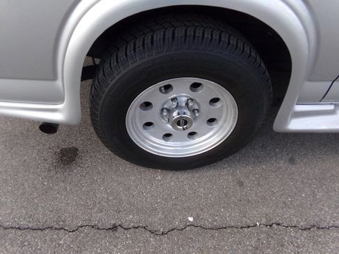 Used 2010 GMC Savana 1500 w/ Preferred Equipment Group image 42