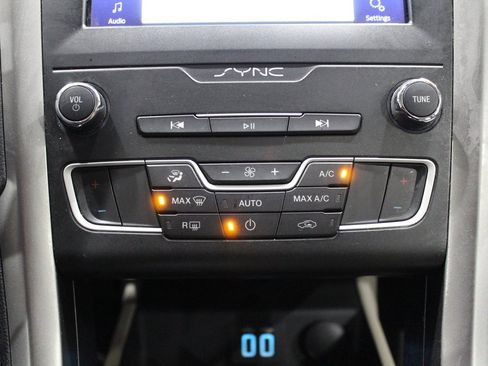 Used 2020 Ford Fusion SE image 26