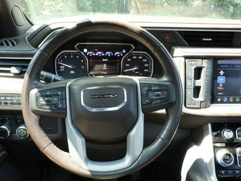 Used 2021 GMC Yukon Denali w/ Denali Premium Package image 11