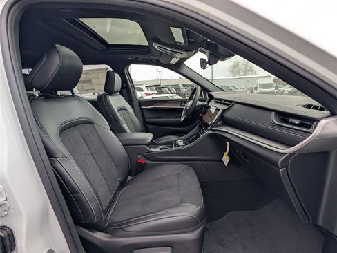 New 2026 Jeep Grand Cherokee Altitude image 6