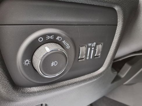 Used 2022 Jeep Grand Cherokee Limited image 15