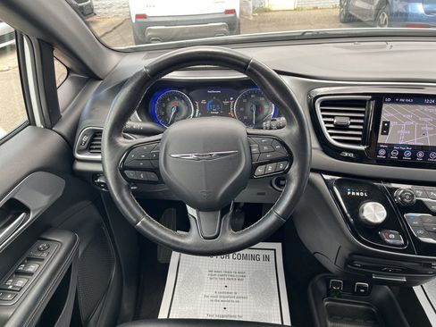 Used 2018 Chrysler Pacifica Touring-L Plus w/ Advanced Safetytec Group FWD image 17