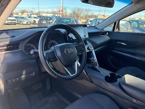 Used 2021 Toyota Venza LE image 12