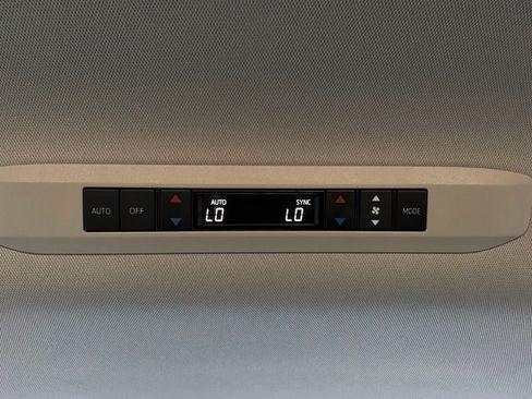 Used 2025 Toyota Sienna XLE FWD image 15