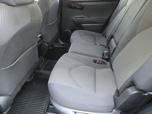Used 2024 Toyota Highlander LE FWD image 19
