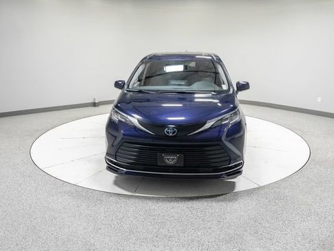 Used 2021 Toyota Sienna XLE AWD/4WD image 29